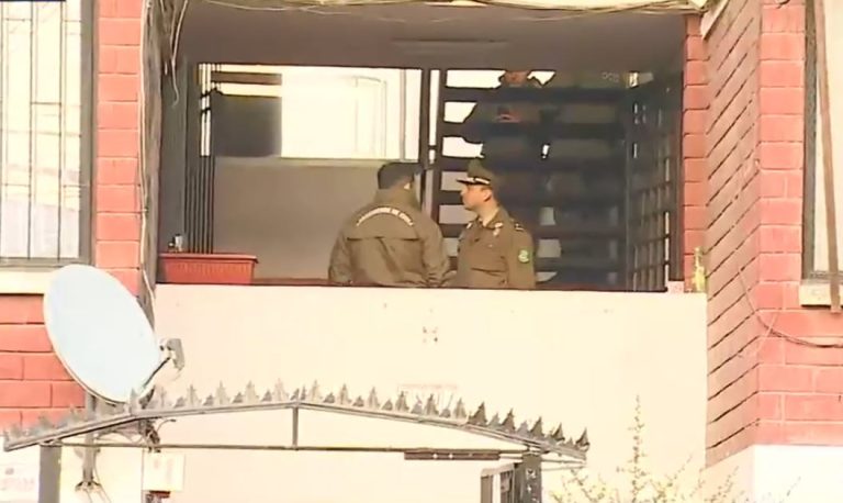 Carabineros allanó departamento tras balacera en La Cisterna: Habrían hallado armamento de guerra