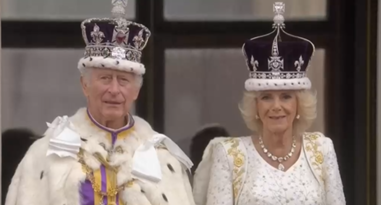 Para los libros de historia: Reyes de Inglaterra saludaron al pueblo británico acompañados de la Familia Real