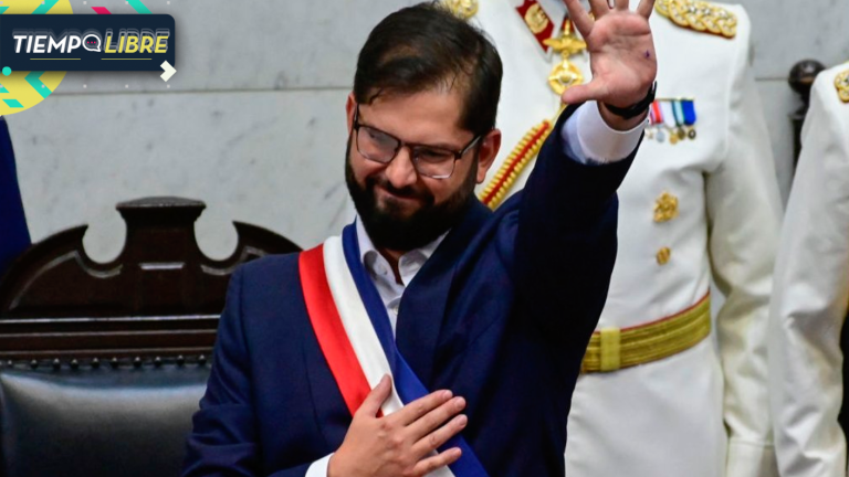 Fue blanco de memes: Presidente Boric quedó atascado en un tobogán en Punta Arenas