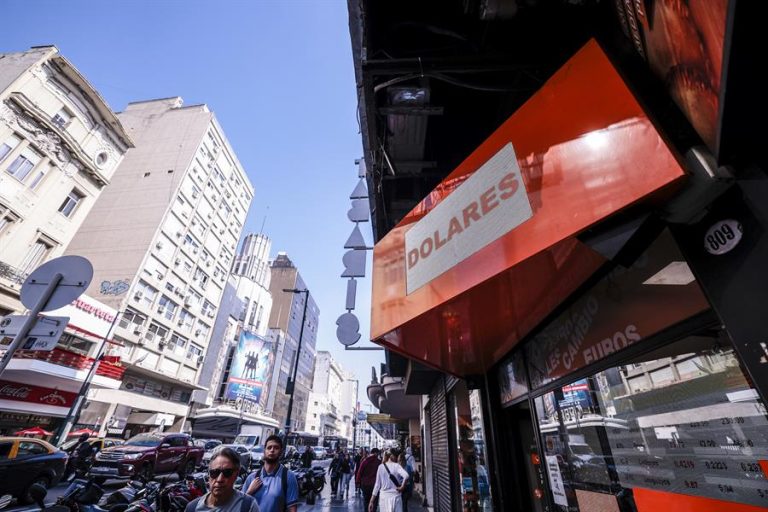 Cómodos, ahorran y turistean: Chilenos revelan sus trucos para vivir bien en Argentina usando el dólar blue