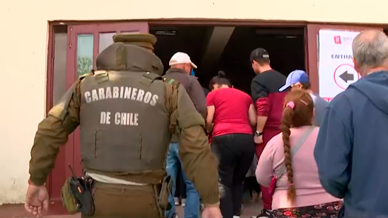 Mujer intentó robar un fusil a militar en Puente Alto: Fue detenida en local de votación