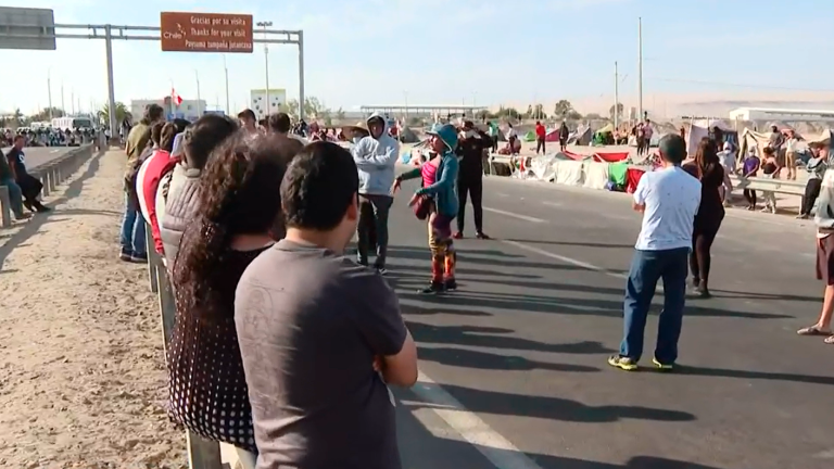 Migrantes bloquean frontera entre Chile y Perú: Votantes no pueden ir a sus locales de votación