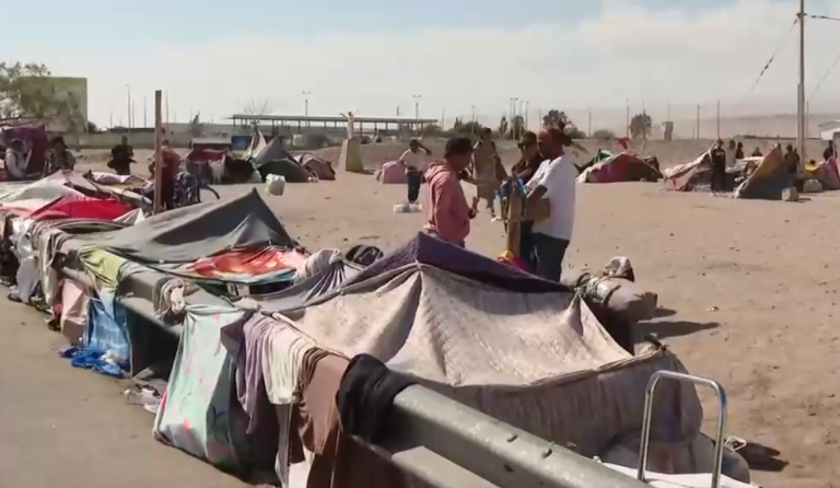Migrantes levantan campamento en la frontera norte presionando por un nuevo vuelo a Venezuela