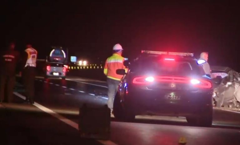 Hombre y adolescente de 15 años murieron tras chocar con barrera en Buin: Una mujer está internada grave