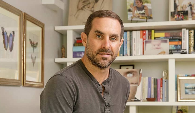 Cristián Arriagada, viudo de Javiera Suárez, asistió a evento con joven que sería su actual pareja