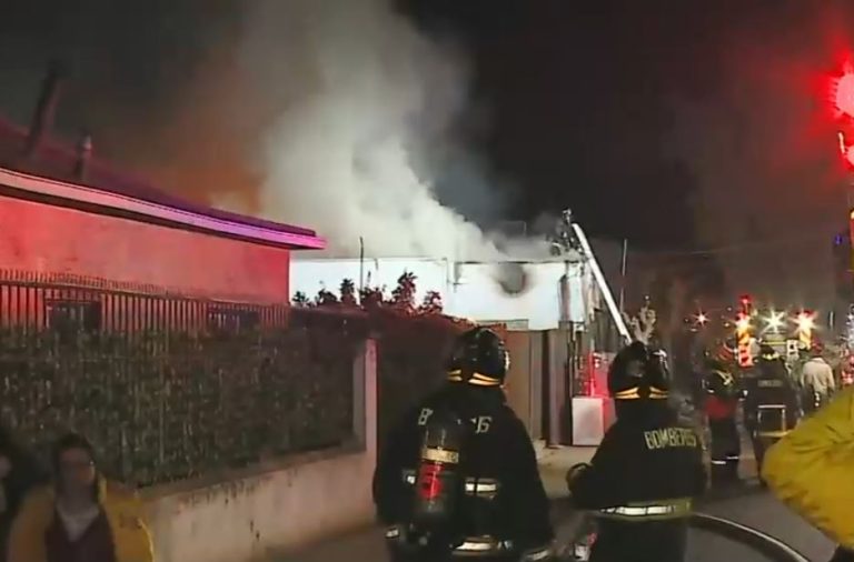 Con carro lanza agua de Carabineros: Intentan controlar incendio que consumió al menos 8 casas en Recoleta