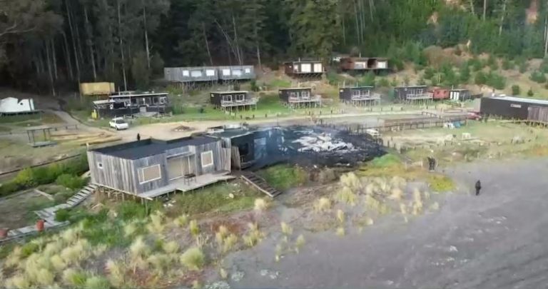 Hasta tenían vista al mar: Demuelen casas de lujo en toma VIP y habitantes se niegan a ser desalojados en Constitución