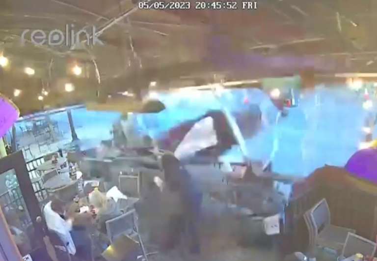 Clientes se salvaron de milagro: Auto descontrolado arrasó con terraza de restaurant de Estados Unidos