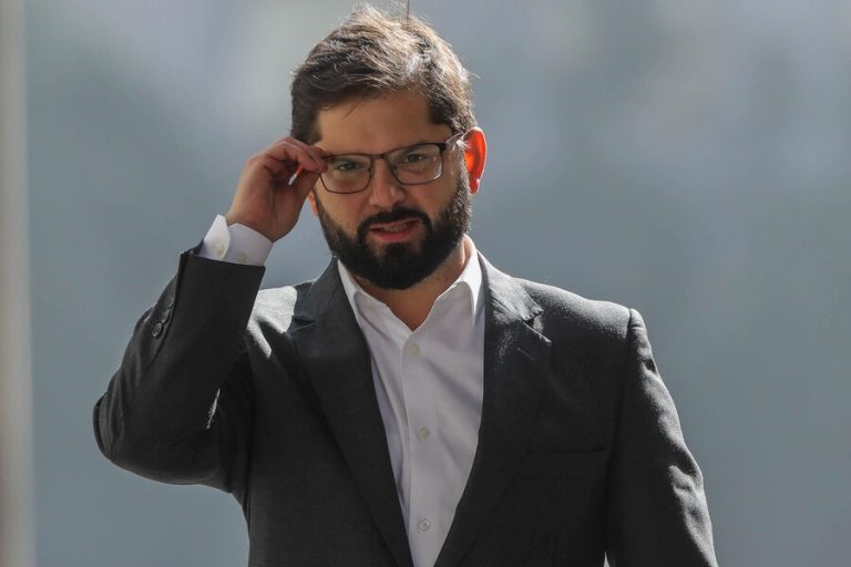 Pdte. Boric encabeza cónclave oficialista en Cerro Castillo tras resultado en elecciones del Consejo Constitucional