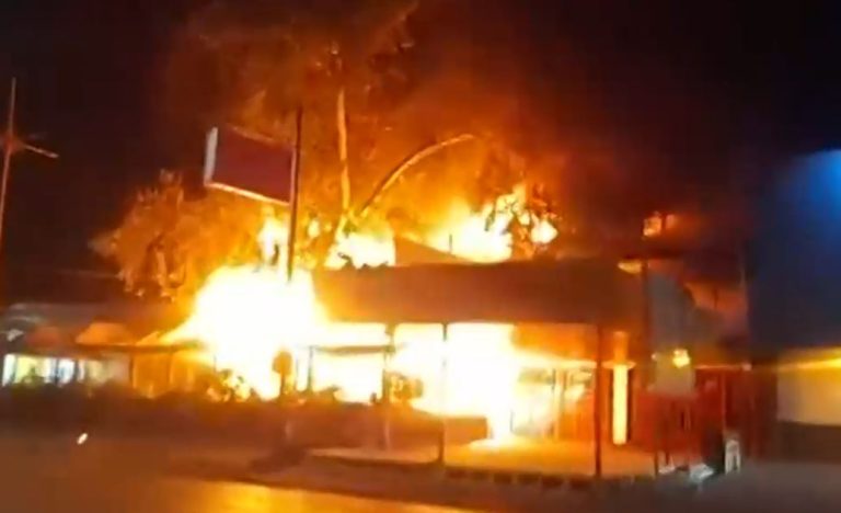 Voraz incendio afectó a supermercado y restaurantes en Los Andes