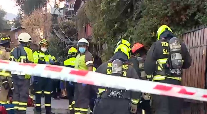 Explosión destruyó viviendas en Lo Barnechea: Hay vecinos lesionados y una víctima rescatada de los escombros