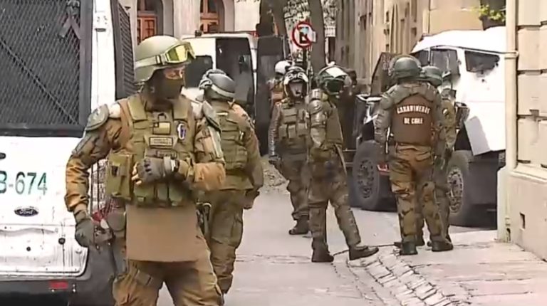 Extenso operativo en Santiago: Asaltó a una mujer, se parapetó en vivienda y dos carabineros fueron agredidos