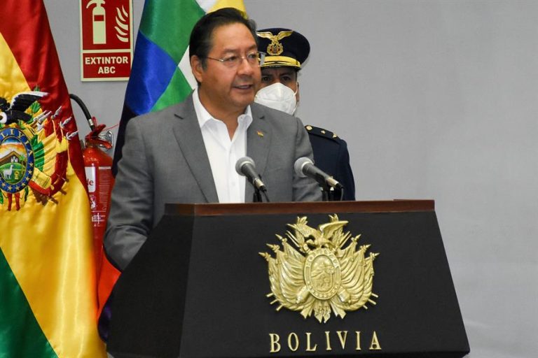 ¿Cómo llegó a ese país? Pdte. de Bolivia regaló auto robado en 2018 en encerrona en Chile a comunidad indígena