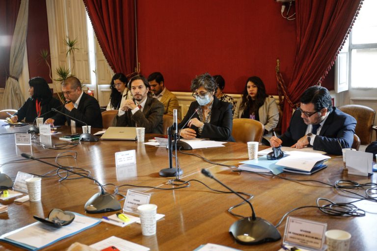 Comisión del Senado aprueba proyecto alternativo por deuda de Isapres en medio de críticas del gobierno