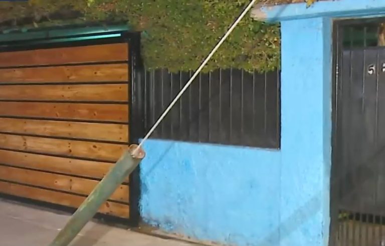 Delincuentes los golpearon: Mujer de 87 años y su hijo fueron violentamente asaltados en su casa en Macul