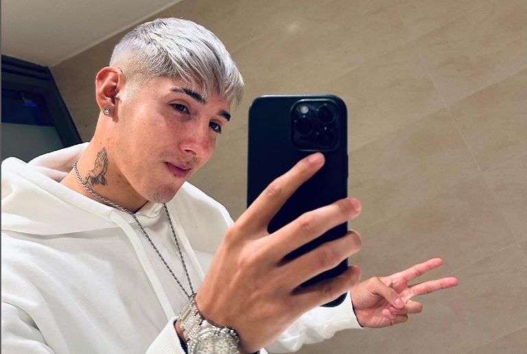 Jugando play y posando frente al espejo: Las fotos de Palita tras detención por altercado con Carabineros