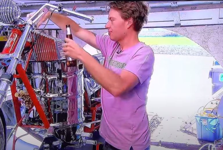 ¡Furor total! Hombre inventó una moto que funciona con cerveza en lugar de bencina