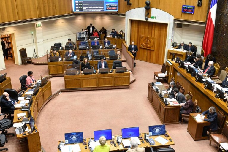 Avanza el salario mínimo: Senado aprueba proyecto que aumenta el sueldo a $500 mil y pasa a tercer trámite