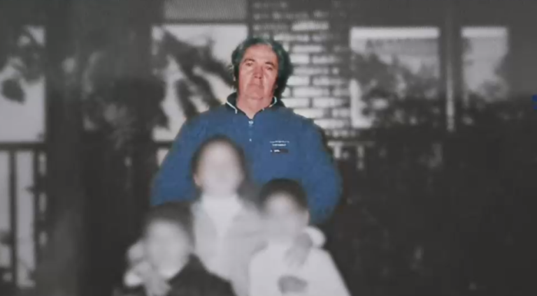 Se busca después de fallecer: Fueron a ver a su padre al cementerio, pero encontraron otra lápida en su lugar