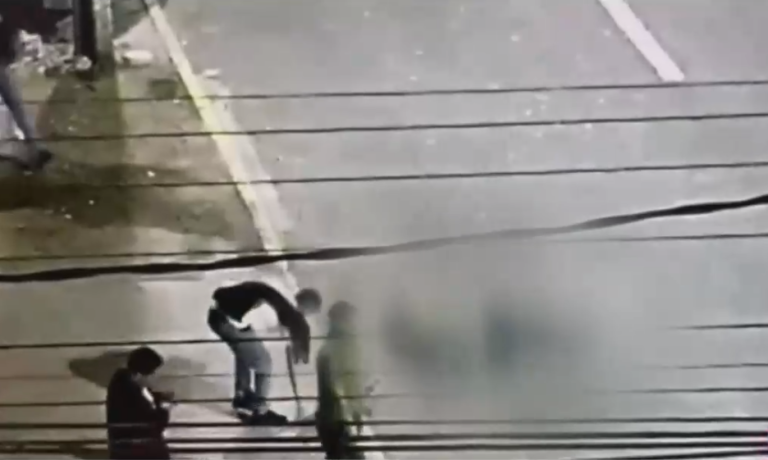 Víctima murió: Revelan videos de brutal golpiza de marinos a persona en situación de calle y discapacitada