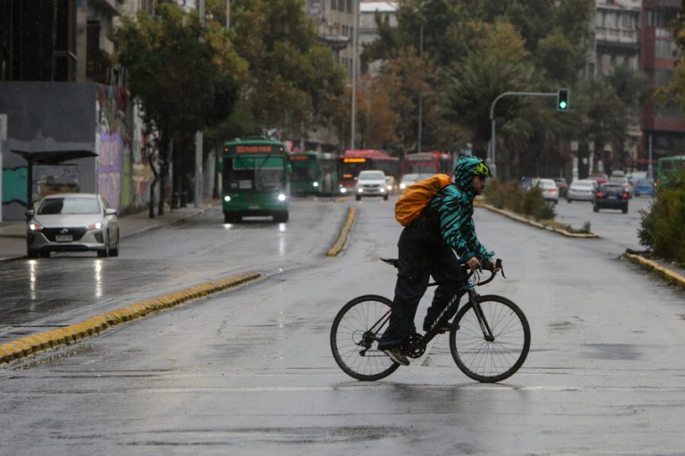 Se viene el sistema frontal: ¿Cuántos milímetros podrían caer y cuáles comunas de la RM tendrían más lluvia?