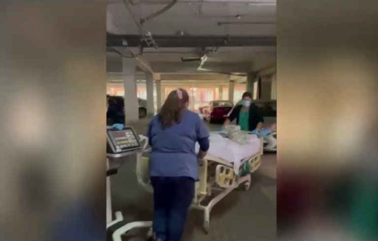 Ascensores no funcionan: Trabajadores del Hospital San José deben trasladar a pacientes por estacionamientos