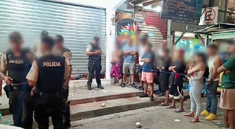 Al menos seis personas murieron tras brutal ataque armado contra restaurante en balneario de Ecuador