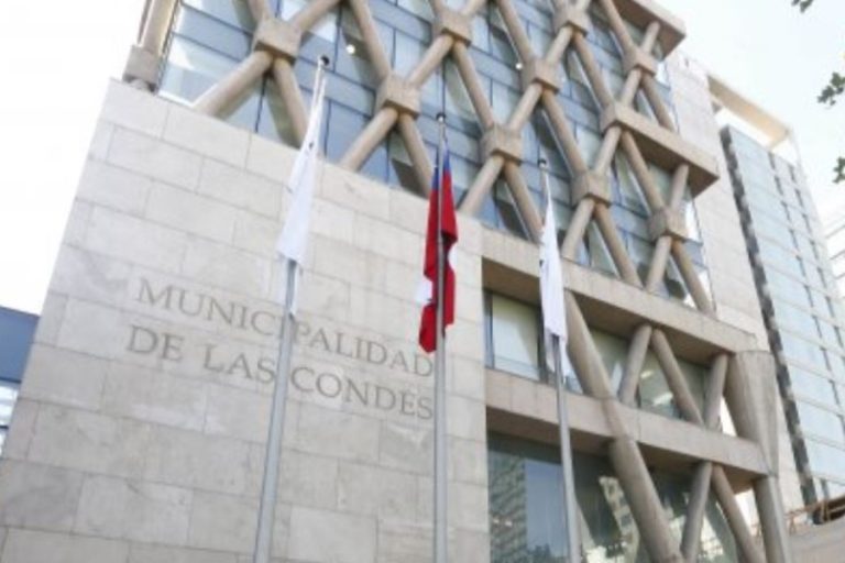 PDI allanó Municipalidad de Las Condes por presunta compra irregular de inmueble usado como Cesfam
