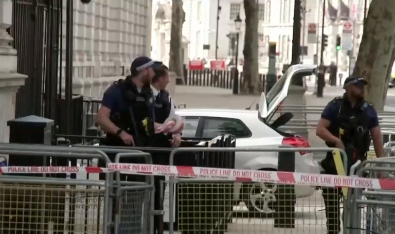 Insólito: Hombre chocó reja de la residencia del primer ministro del Reino Unido