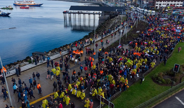 Trabajadores de industrias salmoneras protagonizaron masiva marcha en Puerto Montt contra Ley SBAP