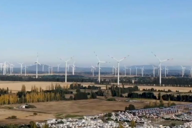 Ruidos molestos y efecto de sombra parpadeante en los vecinos: El problema de los parques eólicos en Renaico