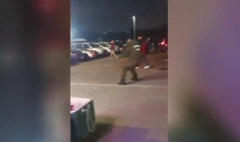 Carabinero desenfundó arma: Desalojo de comerciantes ambulantes terminó con enfrentamientos en Parque O'Higgins