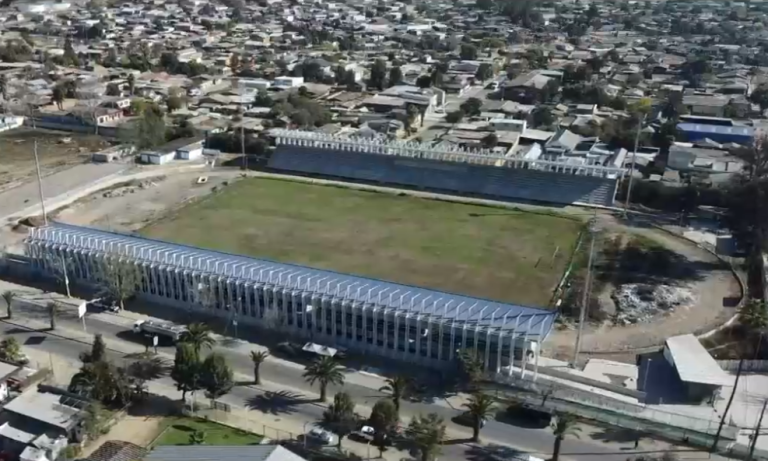 Chile a medias: Vecinos y clubes de Melipilla esperan estadio municipal que lleva 5 años en remodelación