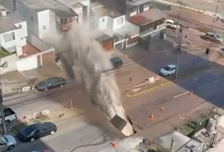 Impactante rotura de matriz en Iquique: Agua destruyó una vivienda y dañó otras tres