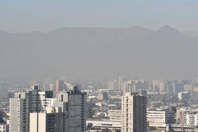 Decretan nueva alerta ambiental para este miércoles en RM: Revisa qué vehículos no pueden circular