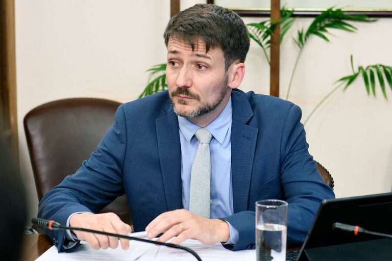 Ministro de Energía da explicaciones en el Congreso ante críticas por plan piloto 