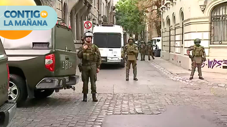 Gran despliegue policial en Stgo Centro: Hombre se habría parapetado tras asalto