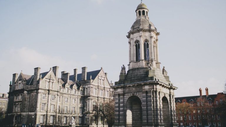 Sortean 300 becas para que chilenos estudien inglés por 6 meses en Irlanda: ¿Qué hay que hacer para participar?