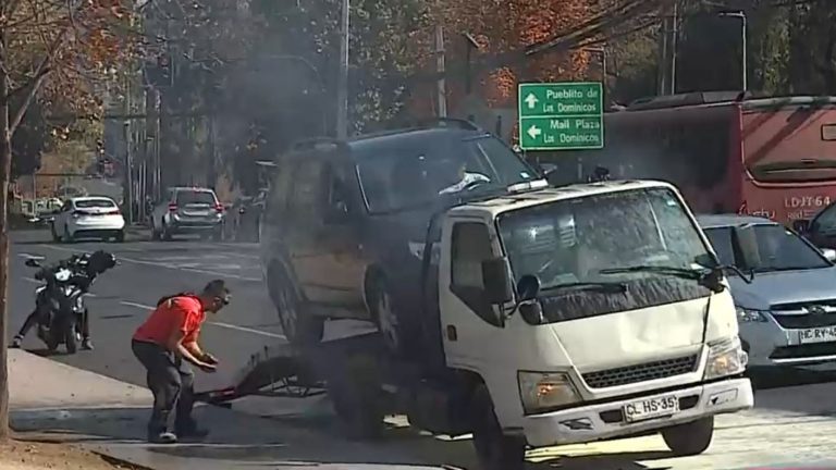 Grúa que transportaba vehículo se quemó en Las Condes: Fuego se habría generado luego de pinchar neumático