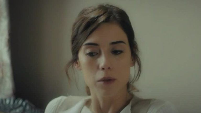 “Su madre y su padrastro solían torturarla”:  Zeynep le confesó su verdad sobre Melek a Gönül