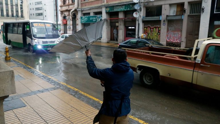 De Valparaíso al Biobío: Emiten aviso meteorológico por viento ante nuevo sistema frontal