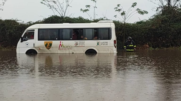 Con el agua hasta la cadera: Bomberos rescató a niños de escuela diferencial atrapados en inundación en un bus