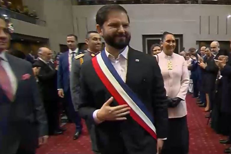 Salió del protocolo: El romántico gesto que tuvo el pdte. Boric con Irina Karamanos al iniciar la Cuenta Pública