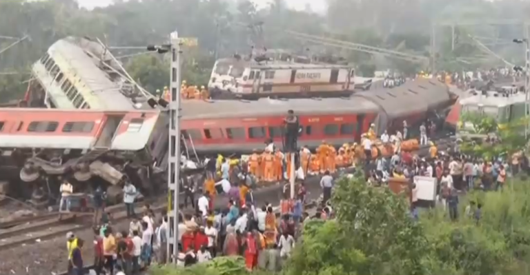 India: Aumentan a 238 los muertos tras fatal colisión de trenes y los heridos se cifran en al menos 900