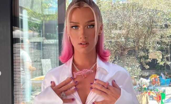 Vesta Lugg se la jugó con atrevido topless en la calle y expuso los obscenos mensajes que le enviaron