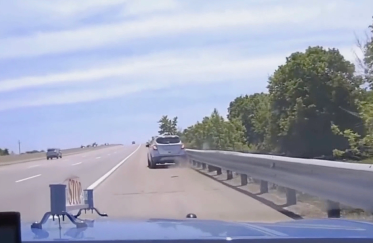 Quería ver a su mamá: Niño de 10 años robó auto, manejó en plena carretera y fue detenido por la policía