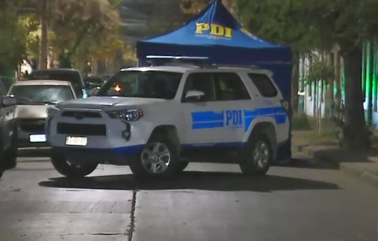 Conmoción en Santiago: Encontraron dos cuerpos baleados al interior de un auto