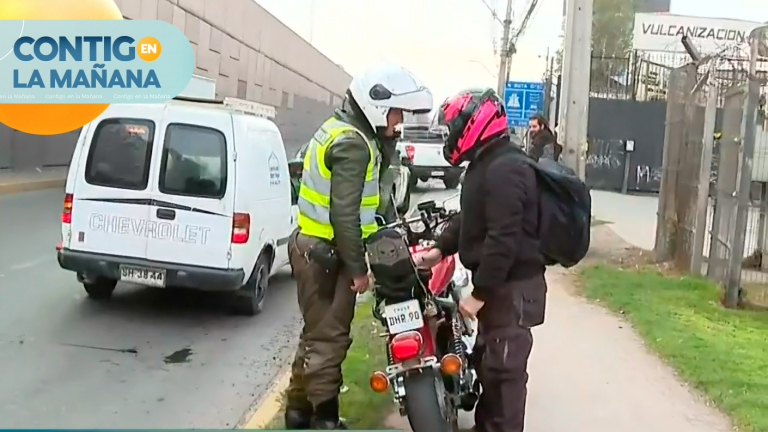 “Queda detenido”: Conductor fue sorprendido intentando ocultar la patente de su moto