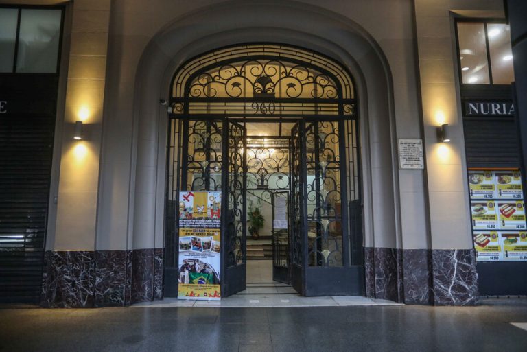 Drogas, armas y prostitución: Detienen a 11 personas tras operativo en edificio del Portal Fernández Concha