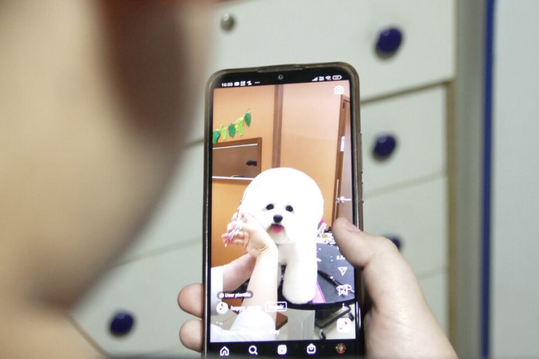 La dejó en banca rota: Niña usaba cuenta de su mamá en el celular y gastó casi $50 millones en juegos